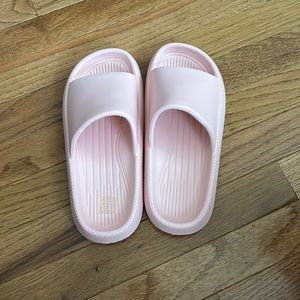 Pink cushioned slides, size CN 36-37